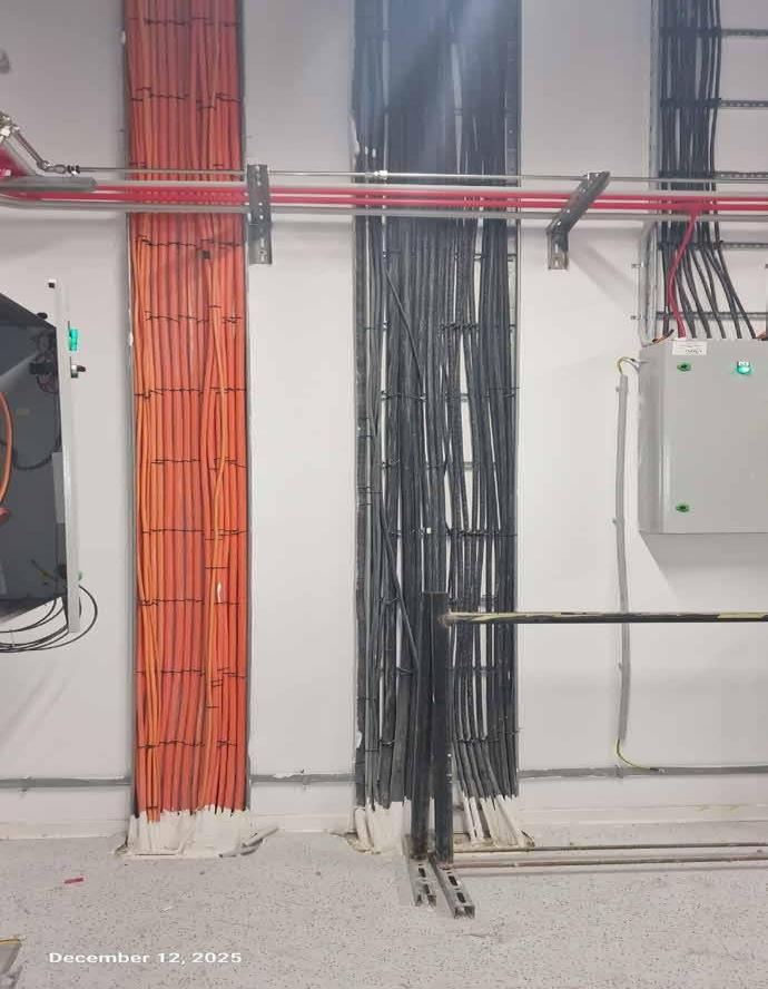 Power cable routing on cable tray